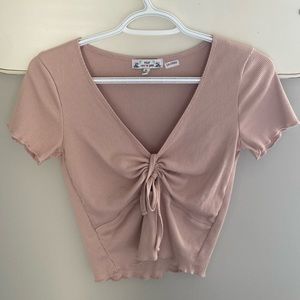 Petit t-shirt rose pale avec boucle avant